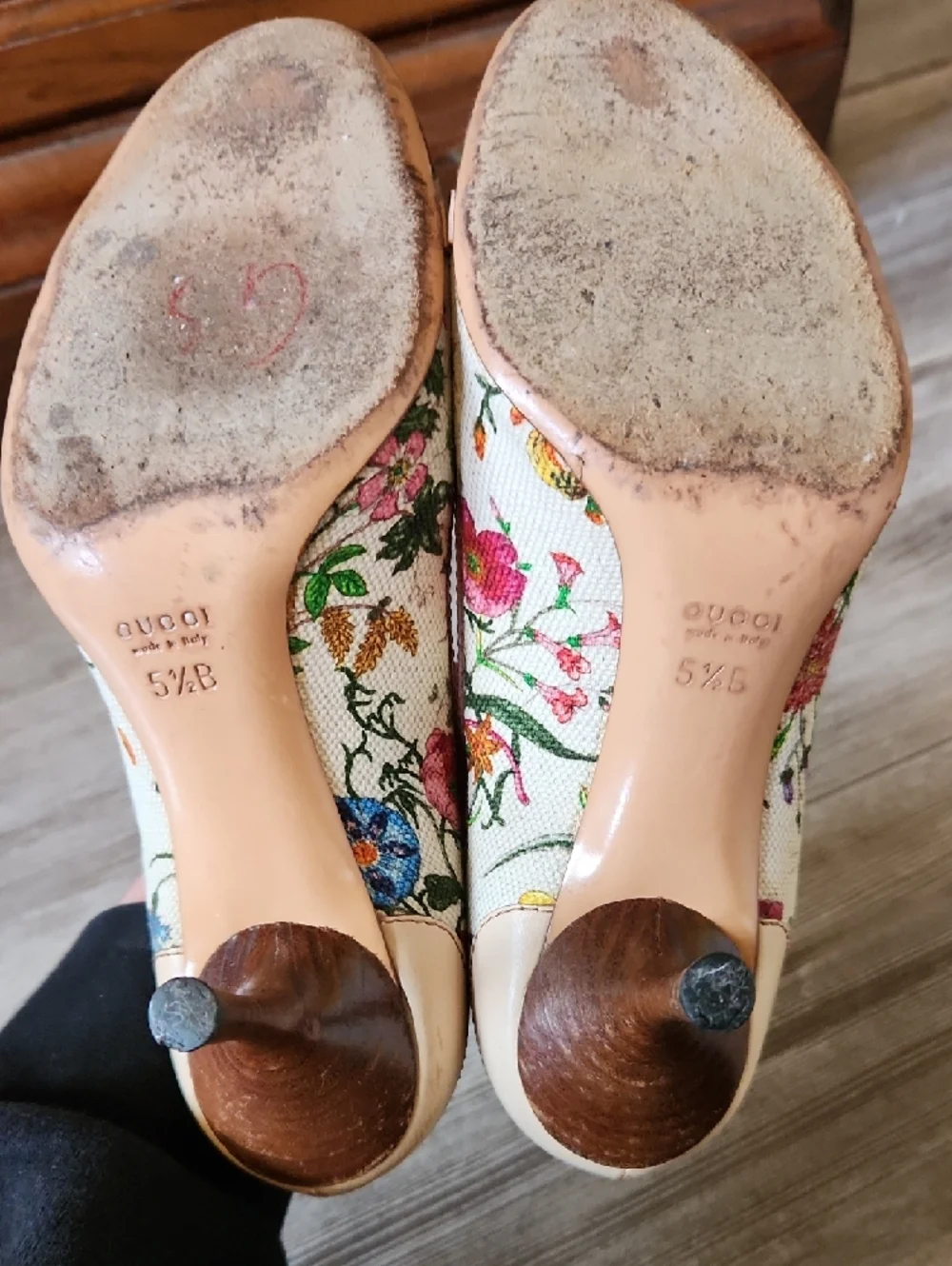 Gucci Floral Embroidered Pumps in Cream with Pink & Green Accents - Picture 5 of 11